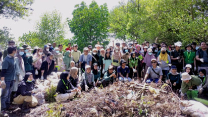 Dorong Pelestarian Pesisir Cirebon, IESR dan Ratusan GEN-B Lakukan Gebrakan Tangani Masalah Sampah di Pantai Kesunean: Seribu Mangrove Ditanam