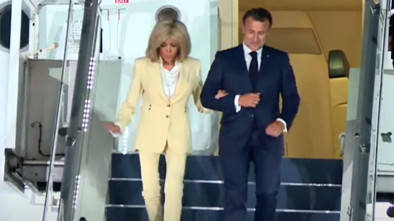 Tampil Mesra, Potret Presiden Prancis Emmanuel Macron Gandeng Tangan Istri saat Tiba di Jakarta
            - galeri foto