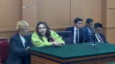 Selebgram Lisa Mariana (kedua kiri) menghadiri sidang perdana atas gugatan perdata terhadap mantan Gubernur Jawa Barat Ridwan Kamil
