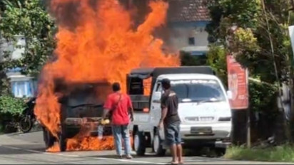 Korsleting Listrik, Mobil Pick Up Muat Tabung Gas dan Drum BBM Terbakar