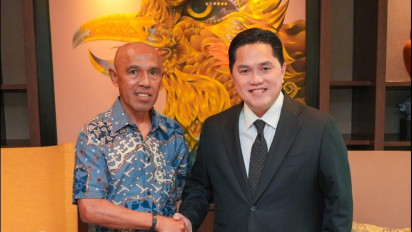 Simon Tahamata Tiba di Jakarta, Ketua Umum PSSI Langsung Beri Mandat pada Head of Scouting Timnas Indonesia