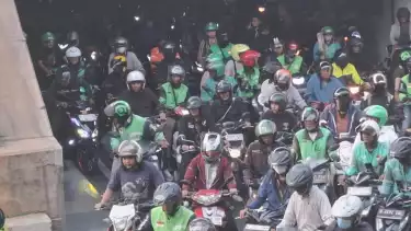 kemacetan panjang yang terjadi pada sore ini di Jalan Gatot Subroto dan Jalan Jenderal Sudirman, Jakarta.