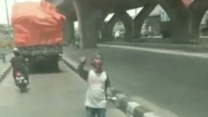 Viral Sejumlah Preman Palak Sopir Truk di Jalan Ring Road Cengkareng