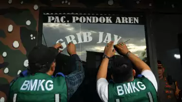 Posko GRIB Jaya di lahan milik BMKG, Tangerang Selatan dirobohkan, Sabtu (24/5).