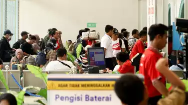 Lonjakan Penumpang Kereta Api di Stasiun Pasar Senen