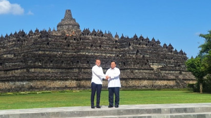 Prabowo Sopiri Macron dan Ibu Negara Prancis Saat Menuju Puncak Borobudur
