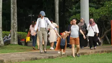 Libur Kenaikan Isa Almasih warga Jakarta padati Monas.