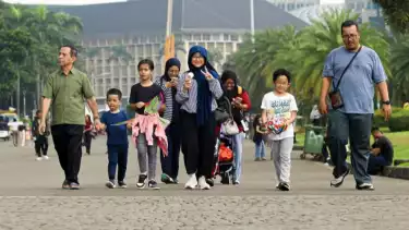 Libur Kenaikan Isa Almasih warga Jakarta padati Monas.