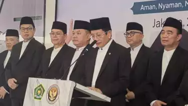 Menteri Agama (Menag) Nasaruddin Umar sebelum terbang ke Arab Saudi di Jakarta, Kamis (29/5/2025).