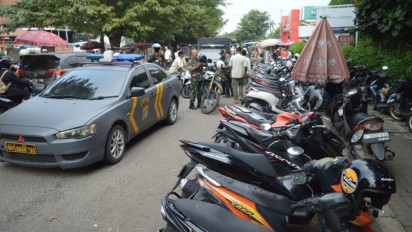 Operasi Premanisme, Polisi Amankan Empat Jukir Liar hingga Tertibkan Bendera Ormas di Kalideres