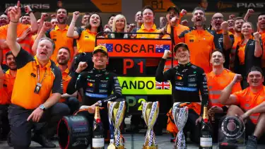 Lando Norris dan Oscar Piastri bersama tim McLaren