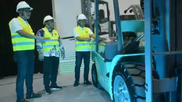 Direktur Utama PT VKTR Sakti Industries (VKTS) A. Amri Aswono Putro, Sekretaris Dirjen Perhubungan Darat Kemenhun Ahmad Yani, dan Komut PT VKTR Teknologi Mobilitas Tbk. (VKTR) Anindya N. Bakrie.