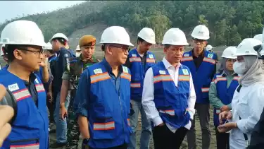 Menteri Lingkungan Hidup bersama sejumlah pejabat Pemkab Morowali ke kawasan industri Morowali (IMIP)/ Indonesia Morowali Industrial Park di Bahodopi, Morowali, Sulawesi Tengah.