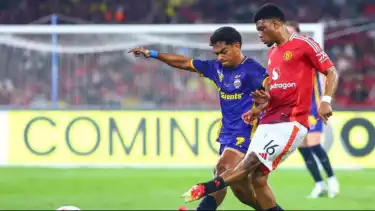 Winger Manchester United, Amad Diallo saat duel dengan pemain ASEAN All Stars