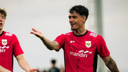 Tiba di Markas Buriram United, Shayne Pattynama Kenakan Jersei Timnas Indonesia sambil Tunjuk Lambang Garuda: Negara Saya!