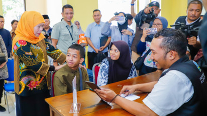 Tinjau Posko SPMB 2025, Gubernur Khofifah Pastikan Berjalan Optimal Lewat Senopati AI