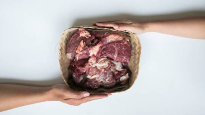 Penyaluran Daging Kurban untuk Puluhan Mitra Pengemudi