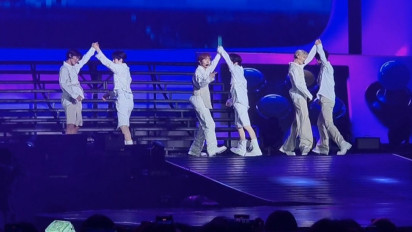 Melokal Banget, NCT WISH Kompak Pakai Batik di Konser Jakarta