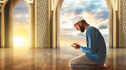 Hukum Ganti Doa Qunut dengan Rabbana Atina Fiddunya saat Shalat Subuh dalam Islam