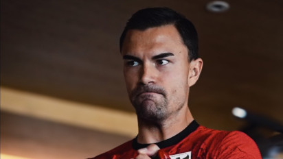 Liburan Ala Pemain Timnas Indonesia: Emil Audero Seronok Main Bola Plastik Bersama Anak-Anak di Lombok
