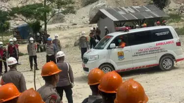 Suasana proses evakuasi jenazah korban longsor di Gunung Kuda Cirebon, Jawa Barat, Minggu (1/6).