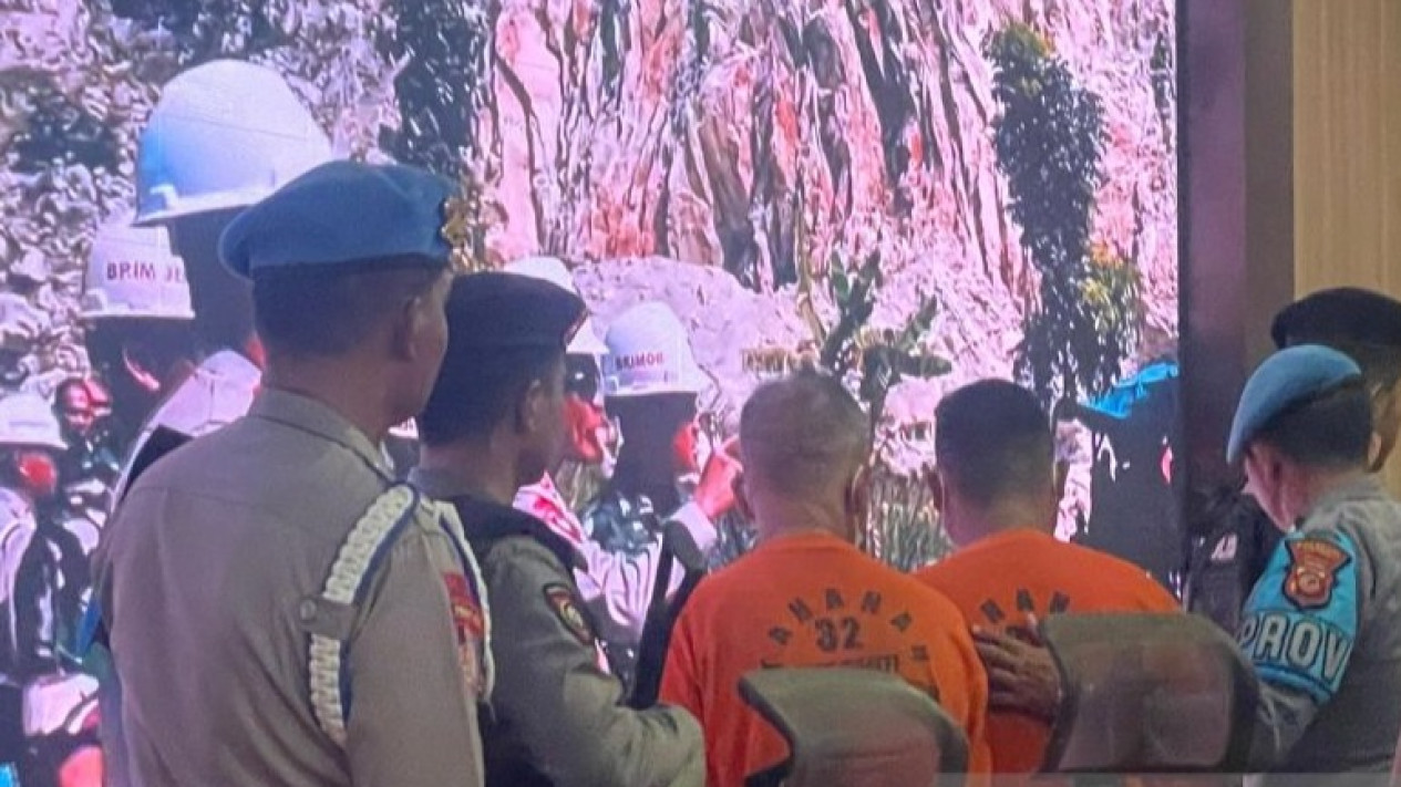 Longsor Tambang di Cirebon Tewaskan Belasan Orang, Polisi Tetapkan Dua Tersangka
            - galeri foto