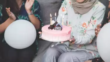 Ilustrasi dapat kue dan ucapan selamat ulang tahun