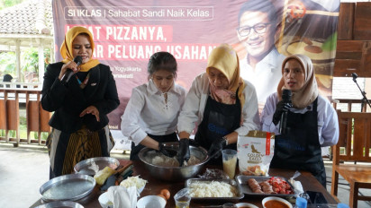 Bantu Tambah Penghasilan Emak-emak, Sandiaga Uno Buka Kelas Baking Pizza di Yogyakarta