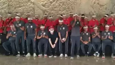 Para pemain Timnas Indonesia berfoto bersama tim pelatih setelah merampungkan pemusatan latihan di Denpasar, Bali, Minggu (1/6/2025)
