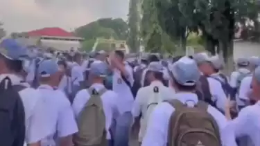 Pelajar Jawa Barat pulang sekolah jalan kaki