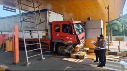 Diduga Gagal Fungsi Rem, Truk Tabrak Pembatas Jalan dan Gerbang Tol Ciawi 2