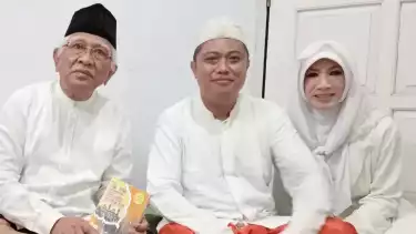 Sosok Shuniyya Ruhama (Paling kiri) ustazah NU dan koordinator Gusdurian Kendal yang diduga waria.