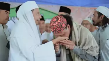 Ketua Umum ormas GRIB Jaya, Hercules Rosario Marshal cium tangan Habib Luthfi bin Yahya