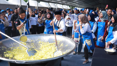Bobon Santoso Masak Besar di Kawasan GOR Sumantri Jakarta, Berbagi 1.000 Paket Makanan Buat Masyarakat