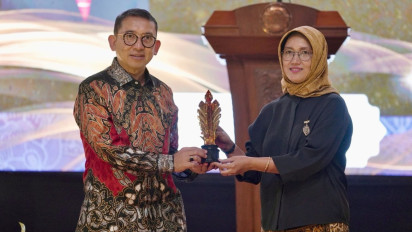 Fadli Zon Terima Anugerah Praba Nawasena Budaya 2025 dari PUI Javanologi UNS, Menbud Dinilai Berkontribusi Penting di Kebudayaan Jawa