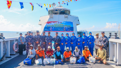 Peringati HUT Ke-47, Arsenal Berbagi Sembako kepada Nelayan Kamal, Madura