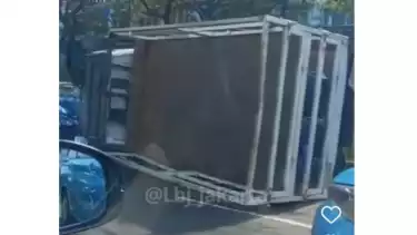 Truk Bermuatan Galon Terguling hingga Berserakan di Rawabuntu Serpong