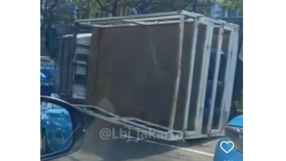Truk Bermuatan Galon Terguling hingga Berserakan di Rawabuntu Serpong