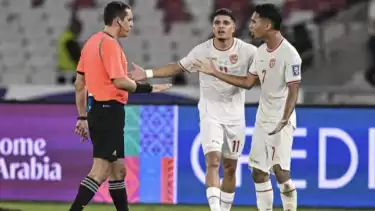 Wasit asal Uzbekistan Rustam Lutfullin dapat protes dari pemain Timnas Indonesia