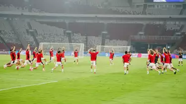 Timnas Indonesia melakukan pemanasan