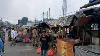 Ratusan Lapak PKL di Pasar Sentiong Tangerang Dibongkar Paksa
