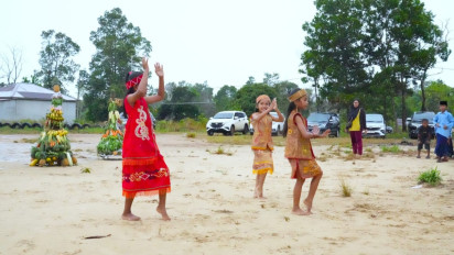 PT Well Harvest Winning Alumina Refinery Berikan Dukungan Dua Kegiatan Adat di Kecamatan Kendawangan, Kabupaten Ketapang, Kalimantan Barat
