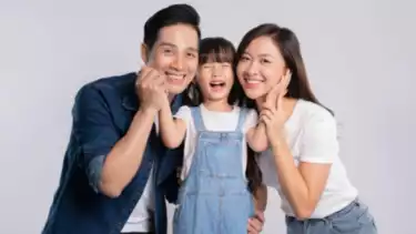 Ilustrasi keluarga bahagia dengan Asuransi AMORA dari BRI Prioritas.