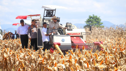 Didampingi Mentan Amran dan Kapolri, Presiden Prabowo Pimpin Panen Raya Jagung Di Kalbar: Hasil Nyata Telah Kita Capai