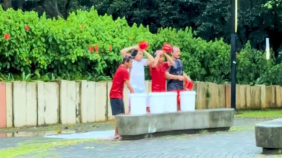 GBK Gempar! Diduga Suporter Timnas Indonesia Lakukan Ritual Mandi Kembang di Stadion Jelang Laga Lawan China: Pesugihan!