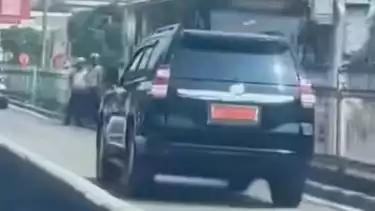 Viral Dua Polantas Malah Beri Salam Hormat Saat Mobil Dinas Masuk Jalur Transjakarta