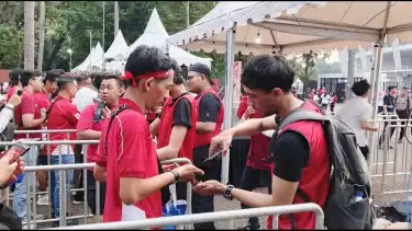 Suporter Timnas Indonesia memasuki Stadion GBK