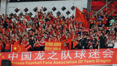 Potret Dukungan Suporter China di Kandang Timnas Indonesia