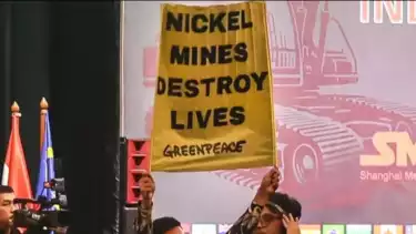 Seorang aktivis Greenpeace menyuarakan penolakan terhadap tambang nikel di Raja Ampat dalam agenda Indonesia Minerals Conference & Expo di sebuah hotel di Grogol Petamburan, Jakarta Barat pada Selasa (3/6/2025).