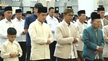 Tak Bersama Prabowo, Ini Potret Gibran Salat Idul Adha Bareng Jan Ethes di Solo